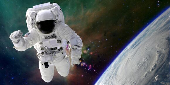 神舟十四号三位宇航员，勇攀太空高峰的航天英雄们！
