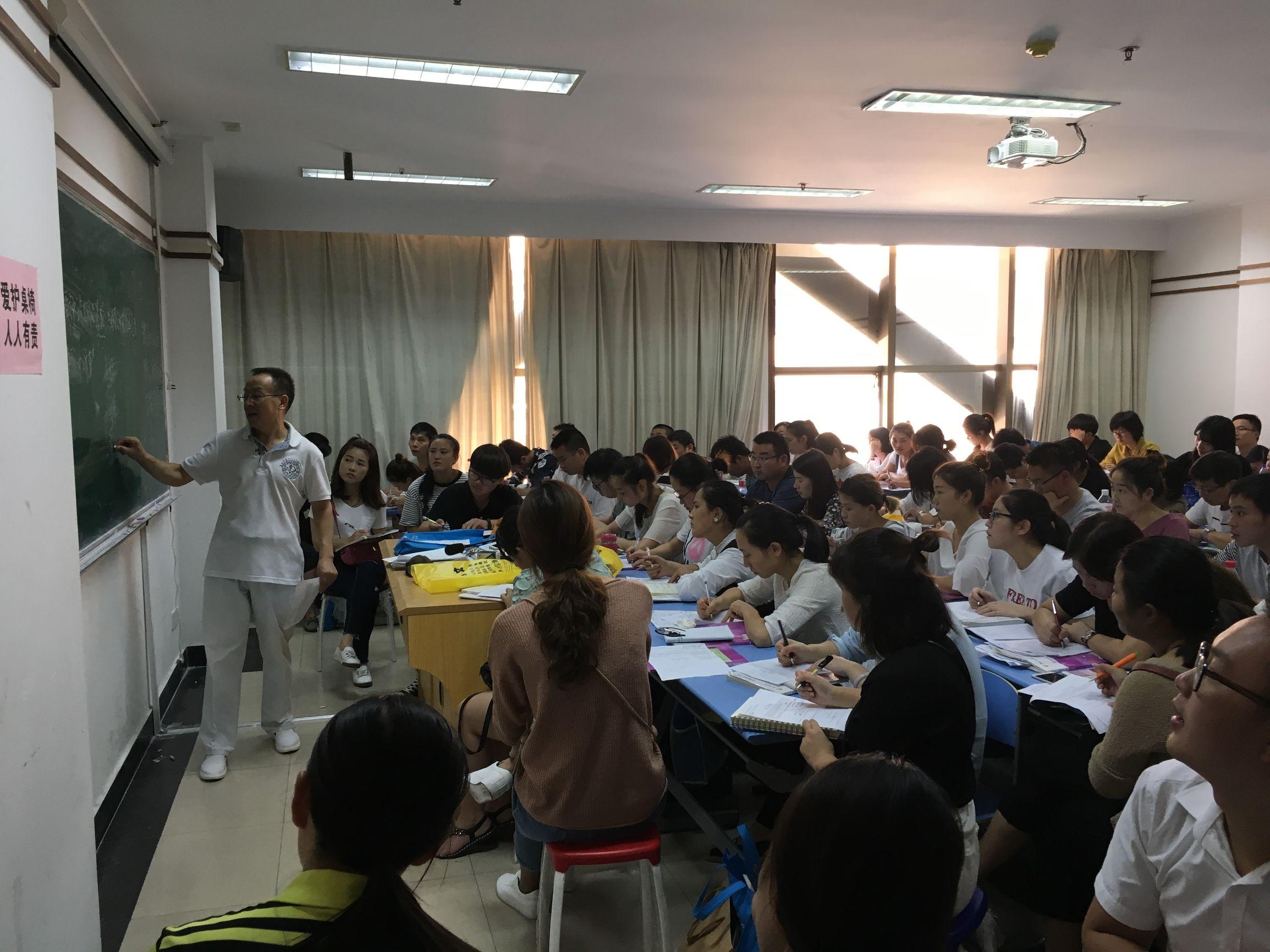 大专文凭能否考取公务员？答案在这里！一篇关于学历与职业选择的探讨文章标题，成人大专文凭可以考公务员吗
